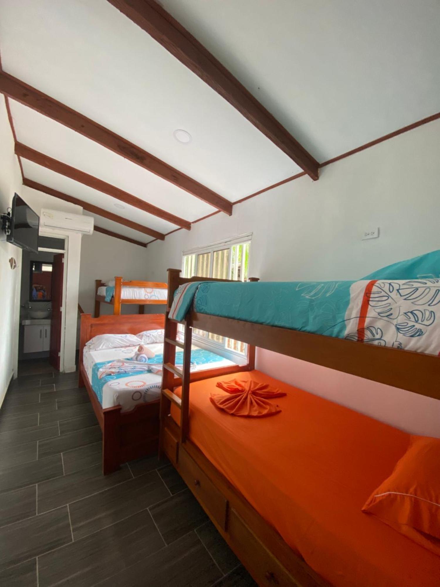 Acuarios Hostal Плайя-Ладрильерос Экстерьер фото